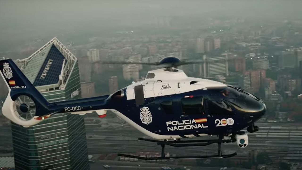 Helicóptero EC135 de la Policía Nacional en vuelo sobre Madrid